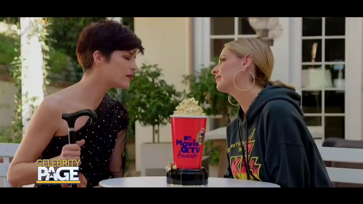 Selma Blair & Sarah Michelle Geller Recreate Iconic 'Cruel' Kiss