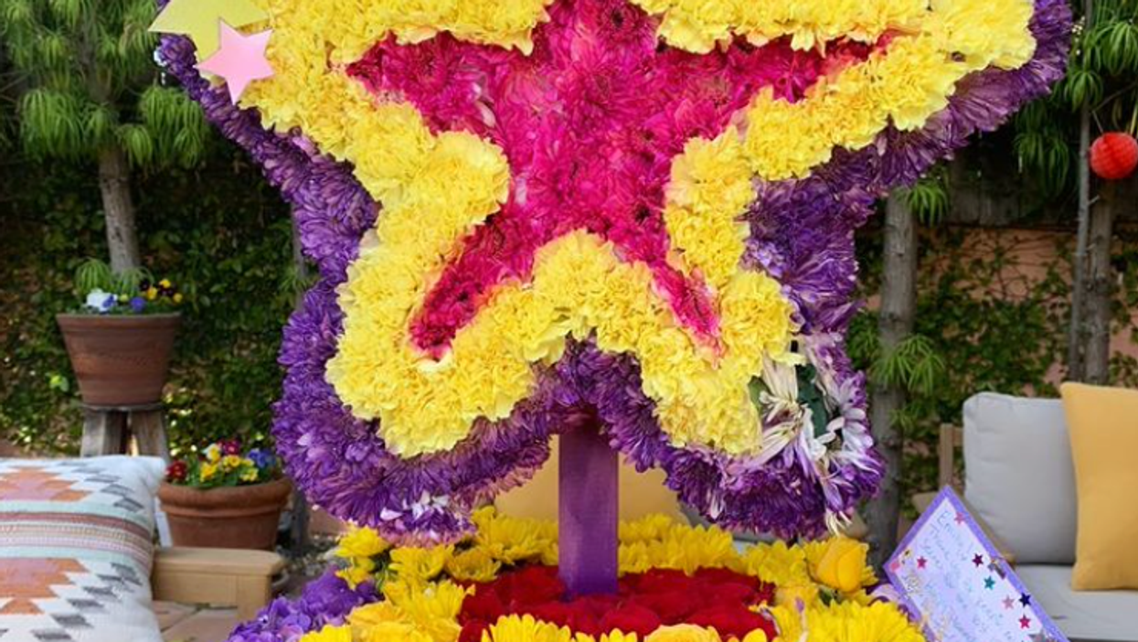 "Hannah Montana" Sends Flower Arrangements To Her Childhood Co-stars