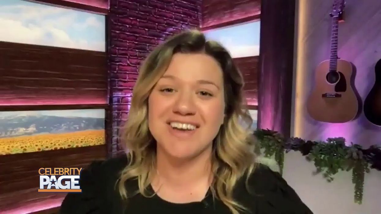 Kelly Clarkson, Alex Trebek Win Big At Daytime Awards!