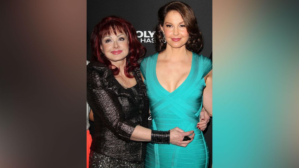 Naomi Judd (L) and Ashley Judd