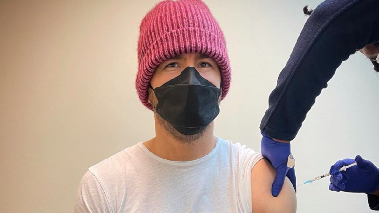 Ryan Reynolds Receives COVID-19 Vaccine